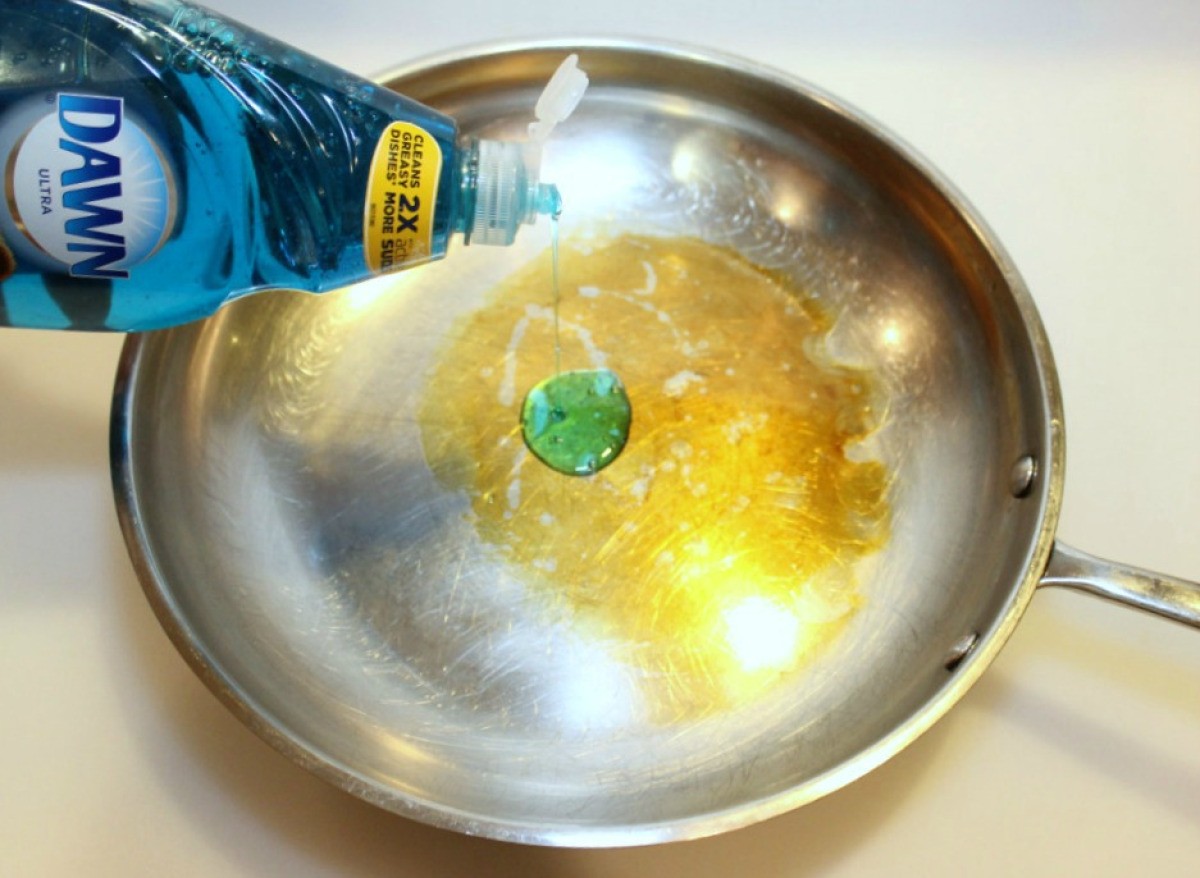 limpeza de mancha de óleo em frigideira