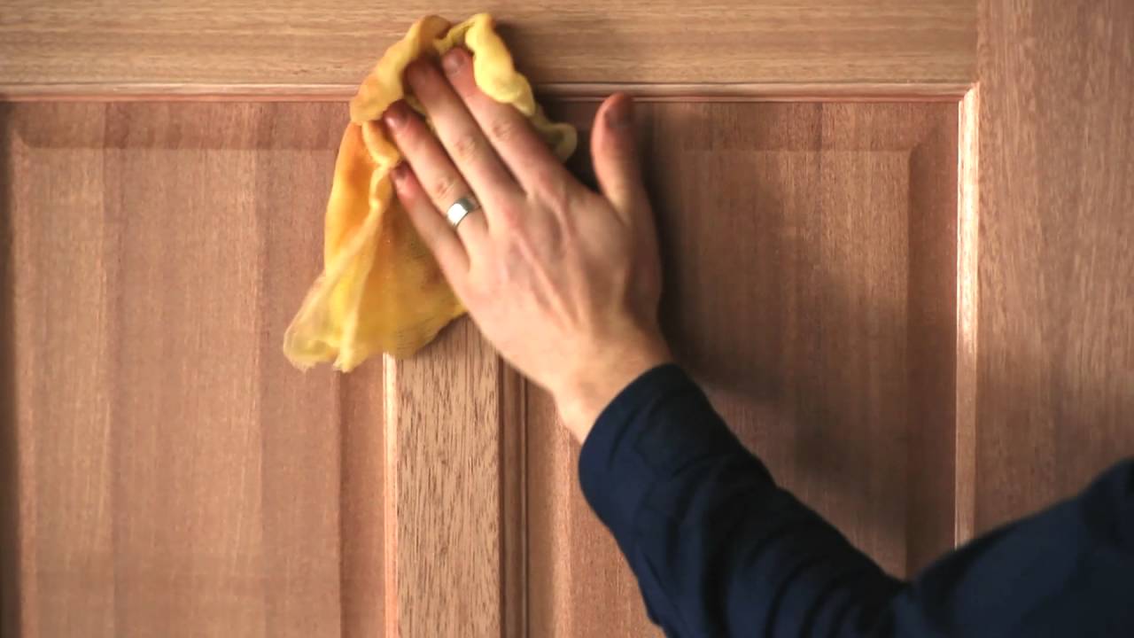 limpeza de porta de madeira
