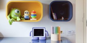 nichos coloridos no quarto infantil