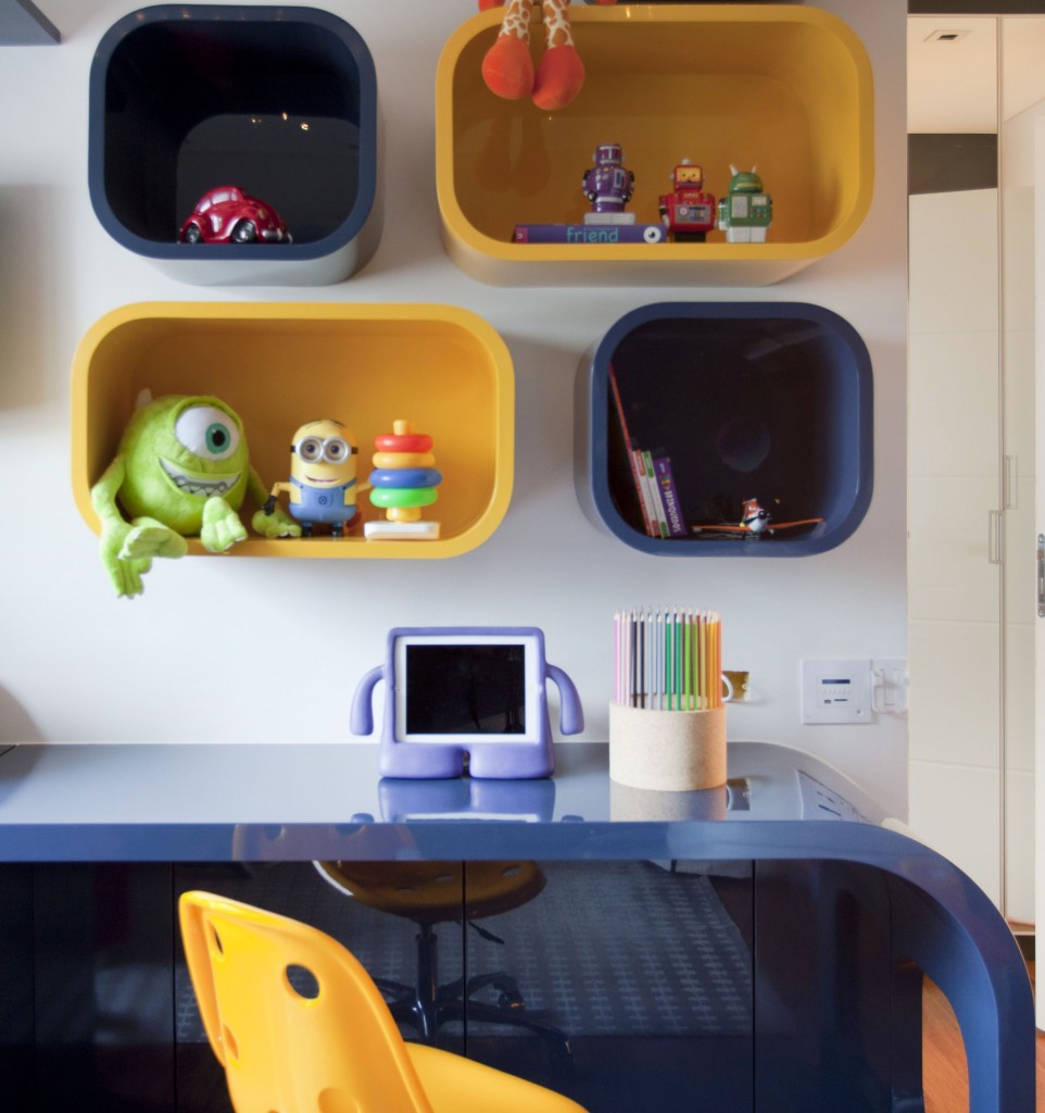 nichos coloridos no quarto infantil