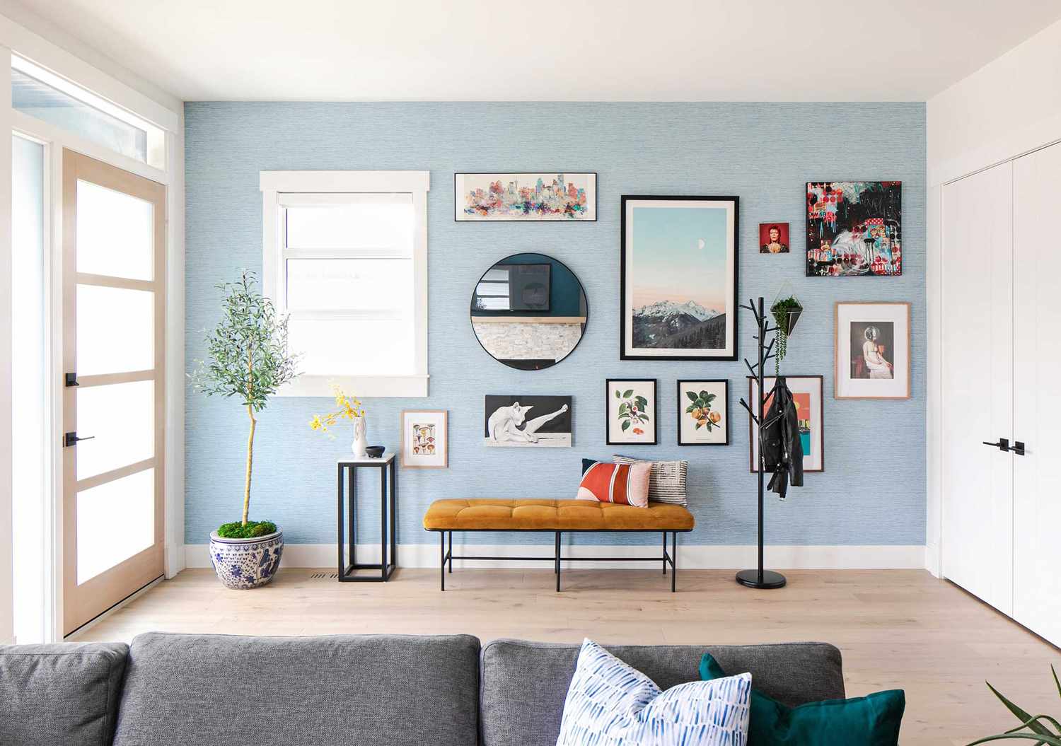 parede de sala pintada de azul-claro
