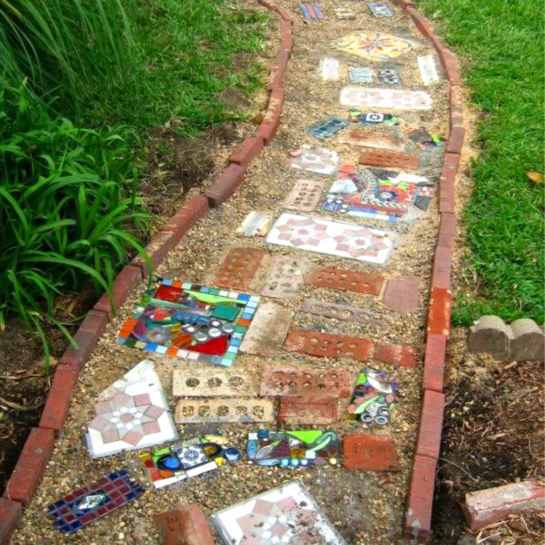 pedaços de azulejo para criar caminho em jardim