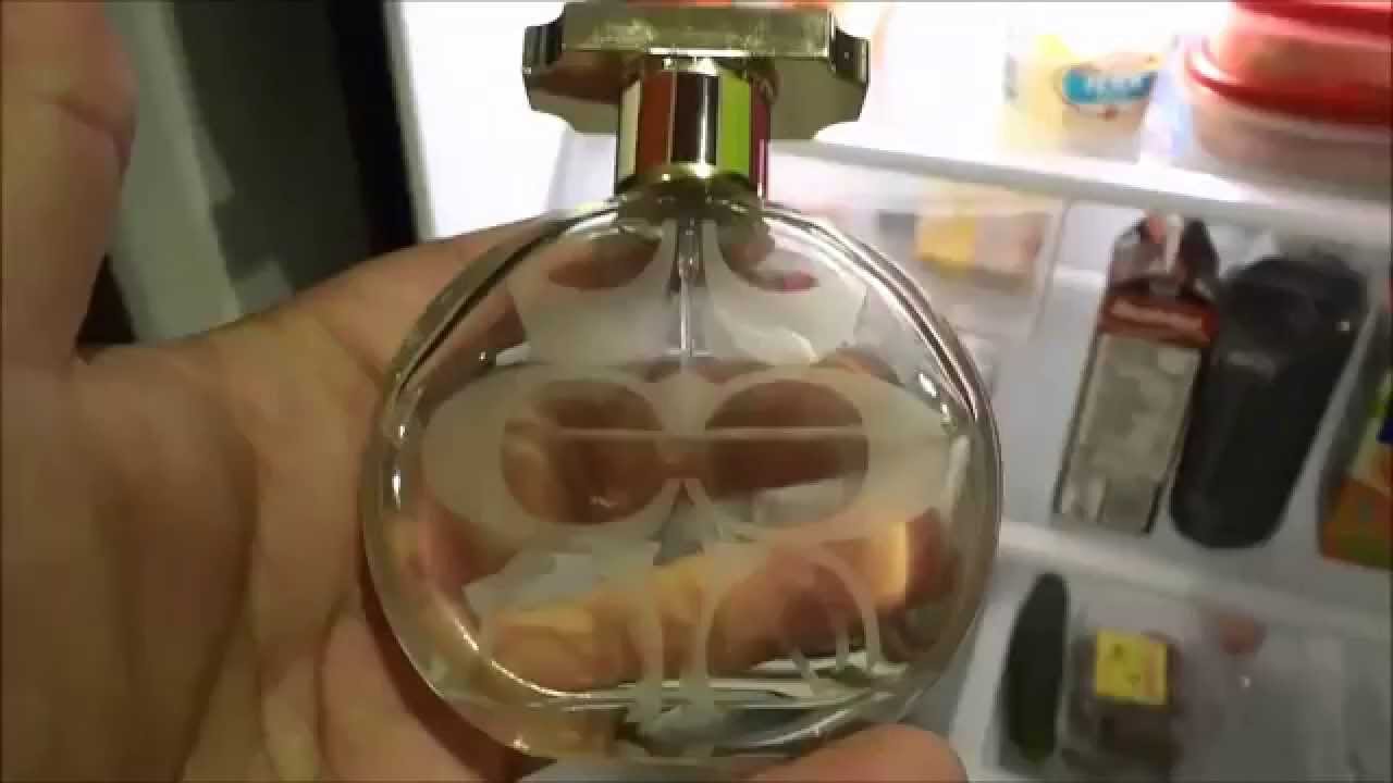 perfume na mão de pessoa