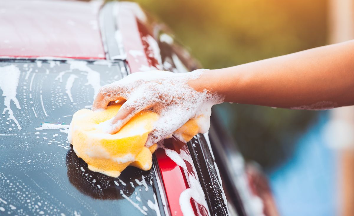 pessoa lavando carro