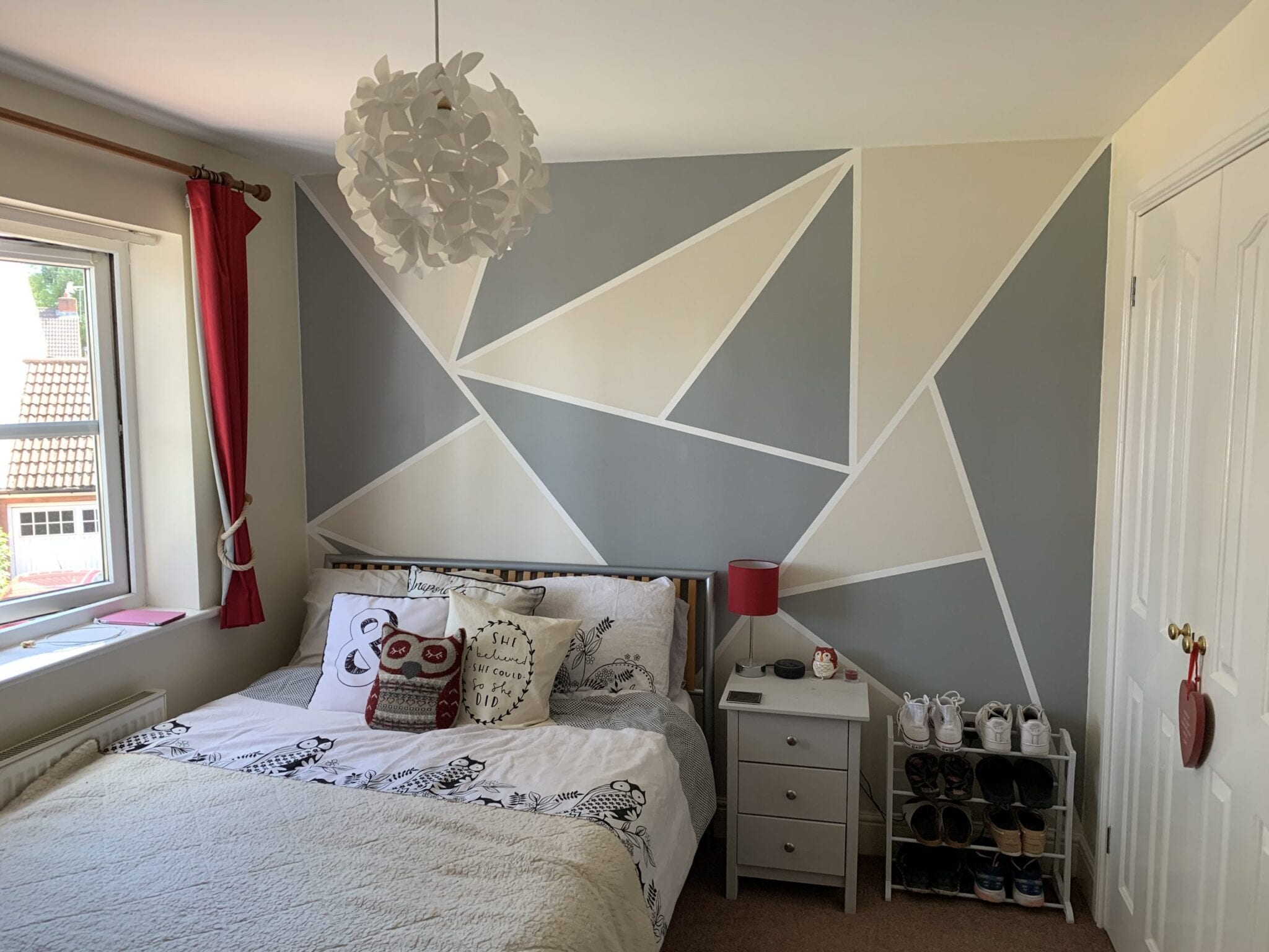 pintura geométrica na parede de quarto