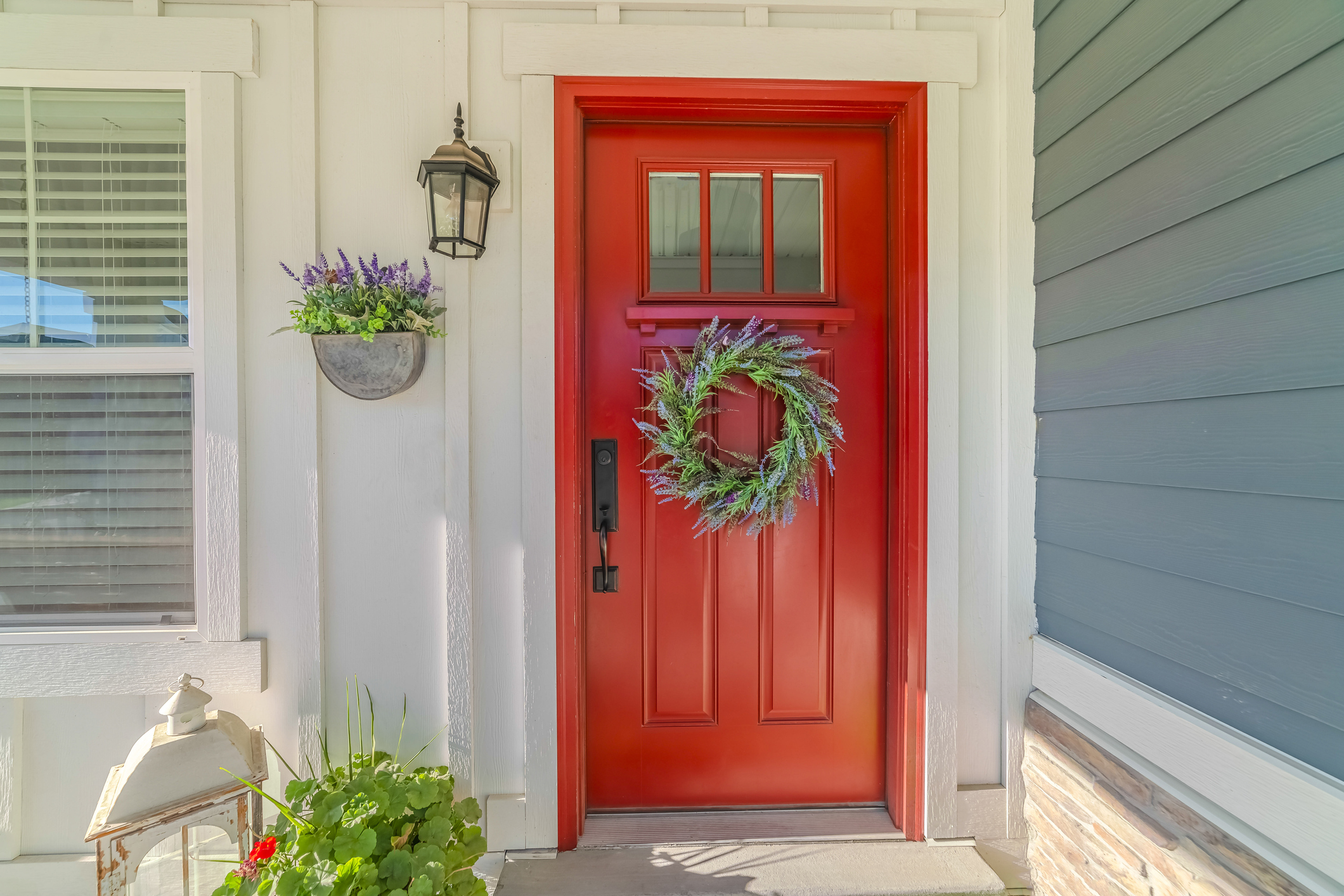 porta de entrada de casa em cor vermelha