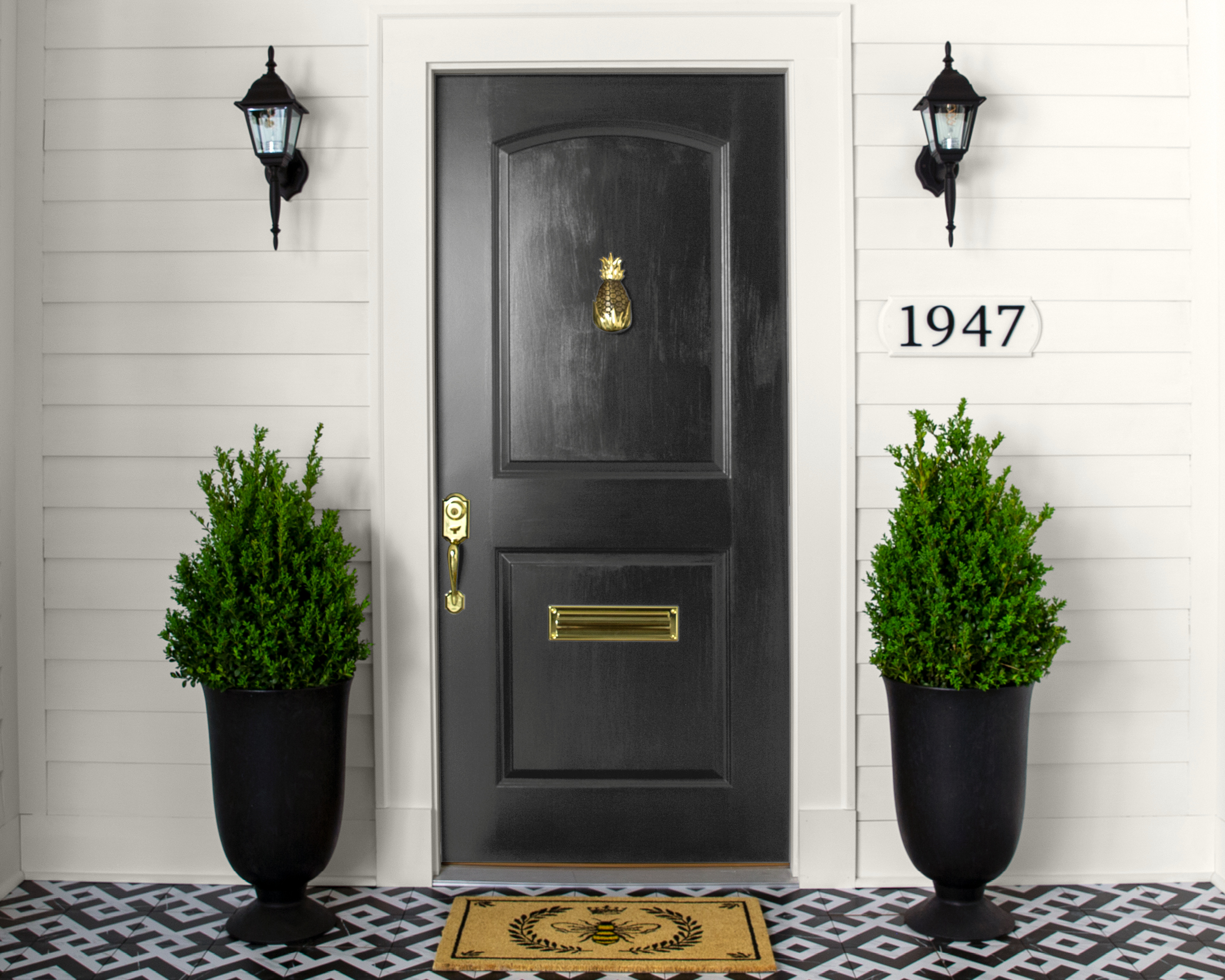 porta de entrada de casa pintada de preto