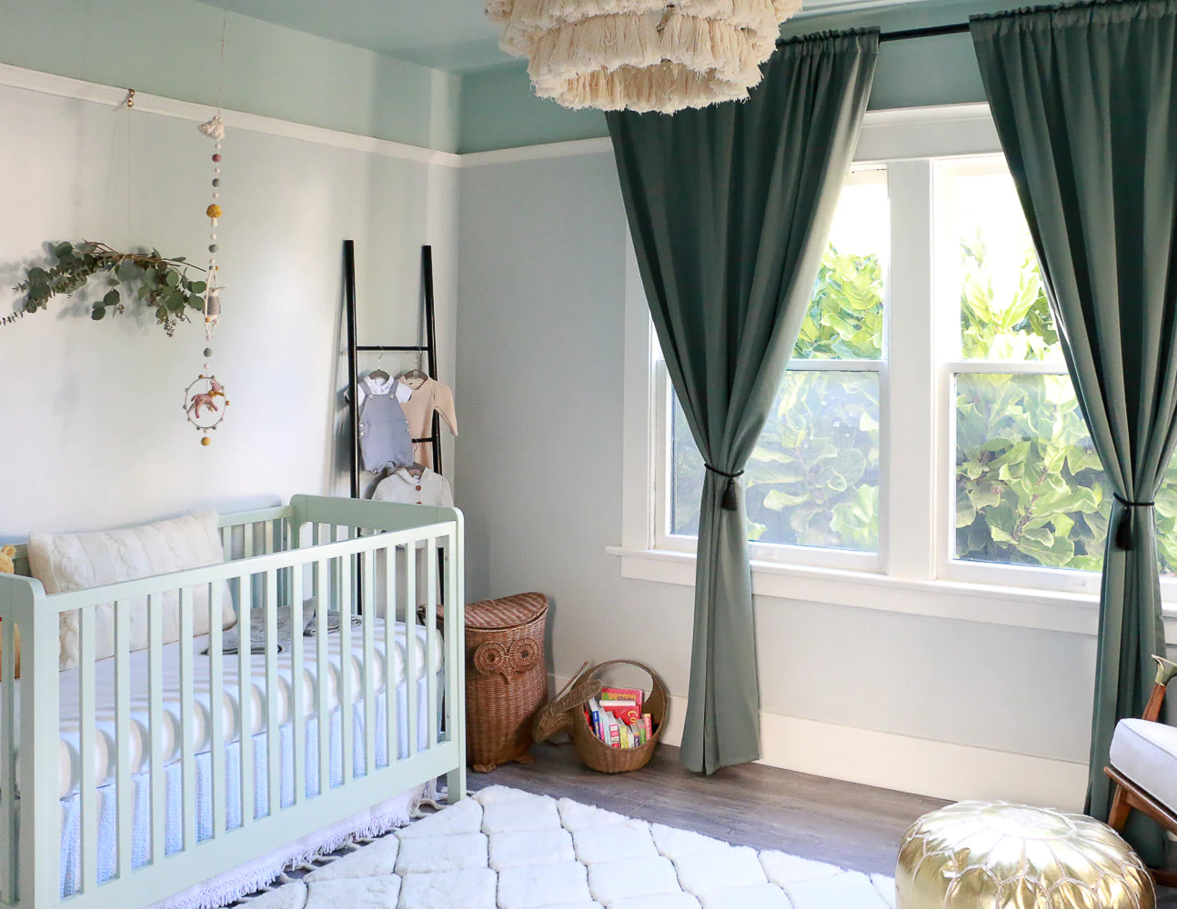 quarto de bebê claro com cortinas escuras