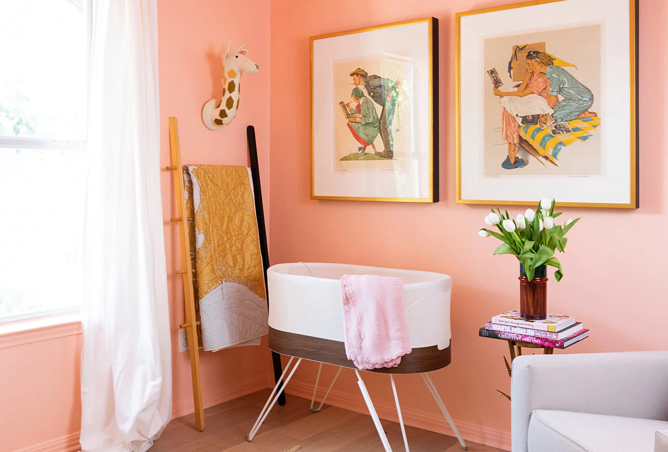 quarto de bebê com paredes em tom rosa