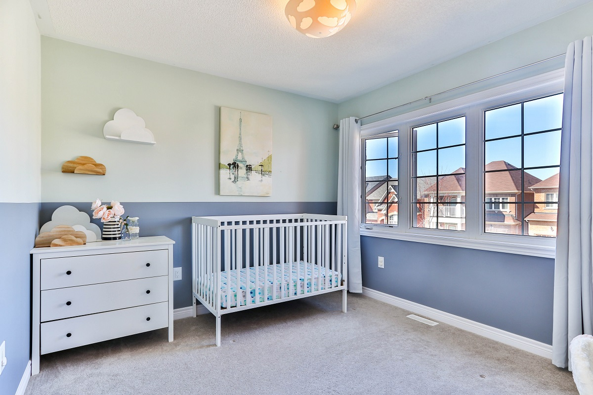 quarto de bebê em tons azuis