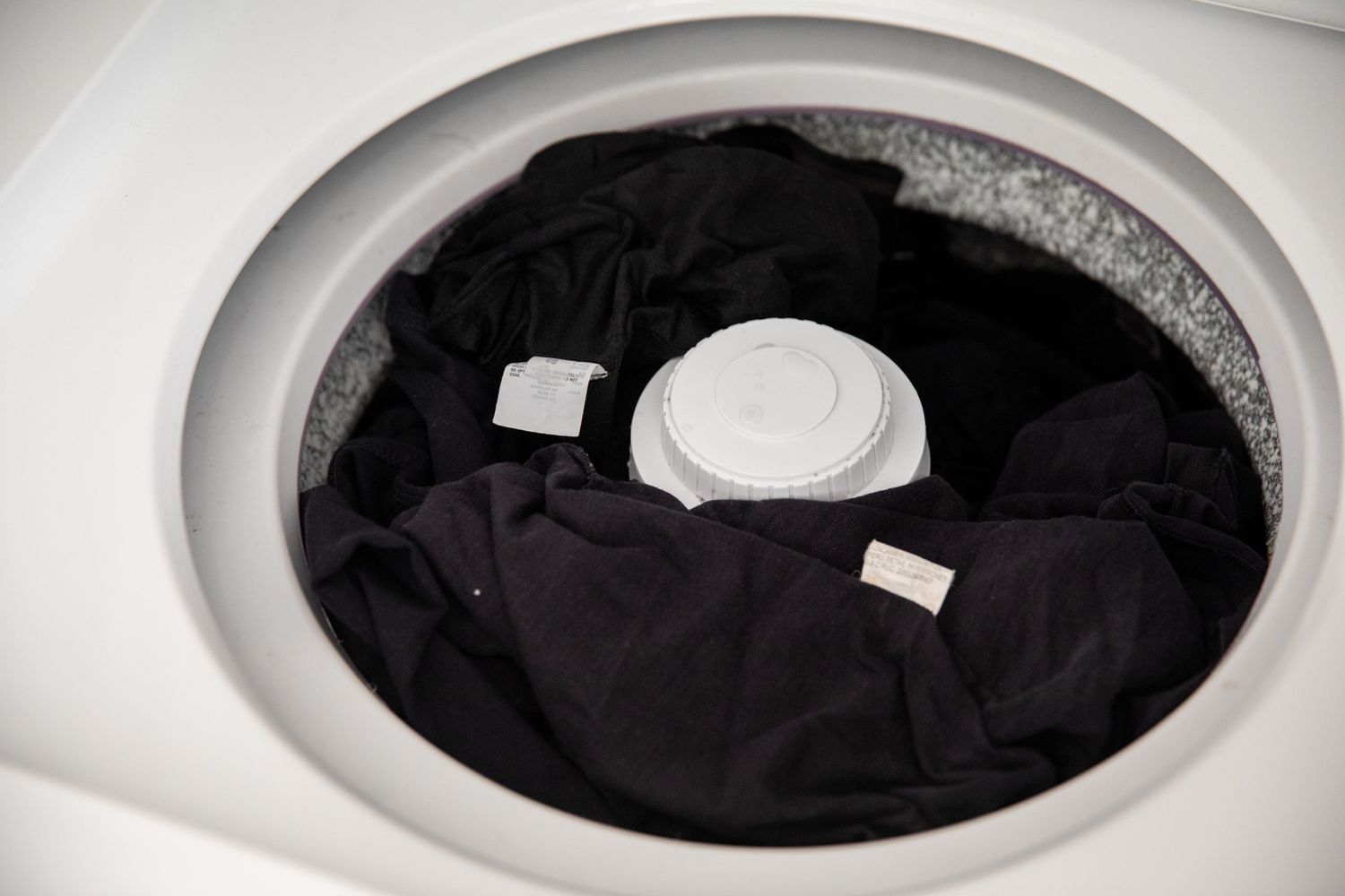 roupa preta na máquina de lavar