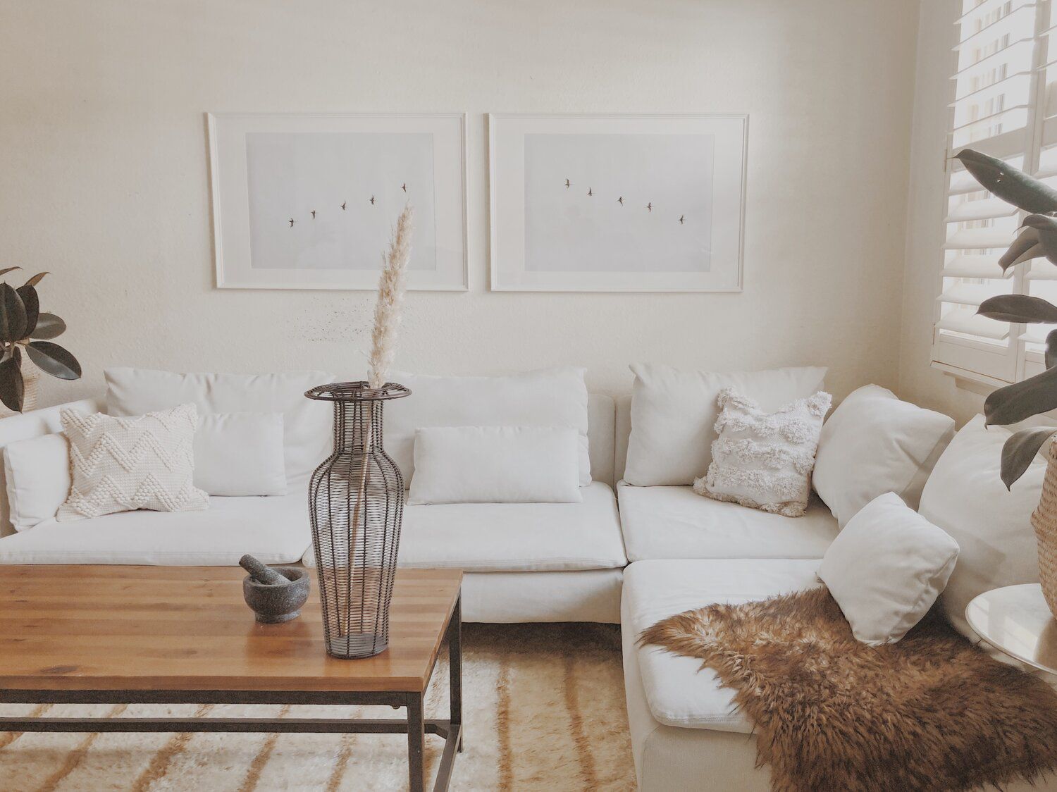 sala com sofá e paredes brancas