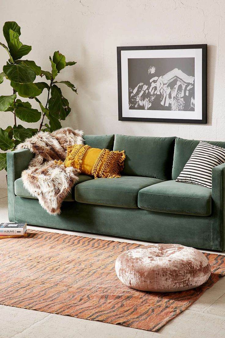 sala com sofá verde de veludo