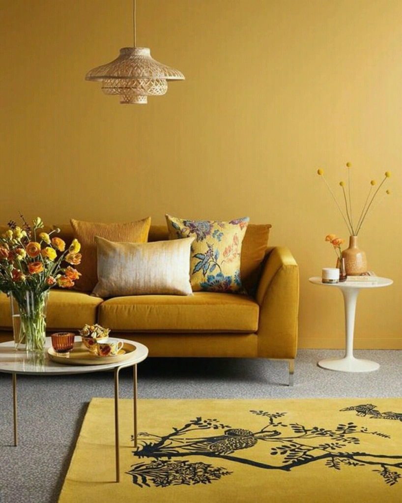 sala de estar com tom sobre tom usando amarelo