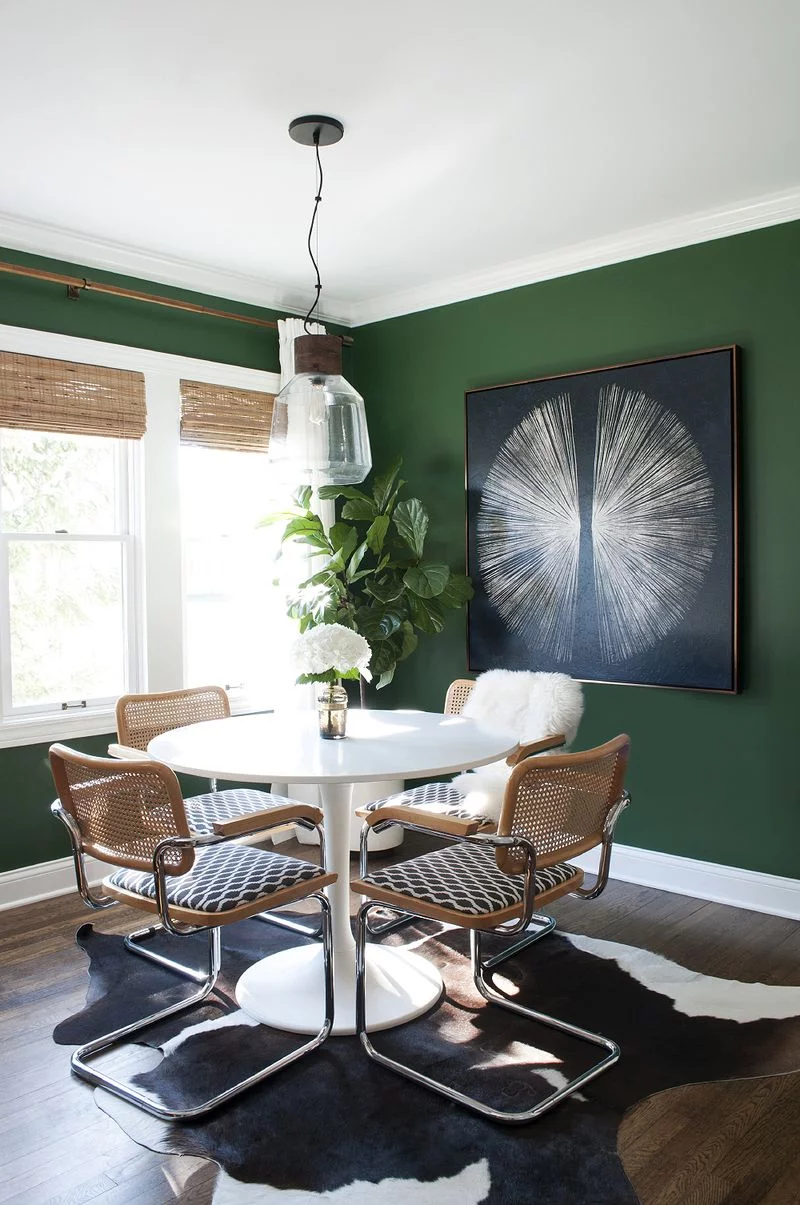 sala de jantar com paredes verdes