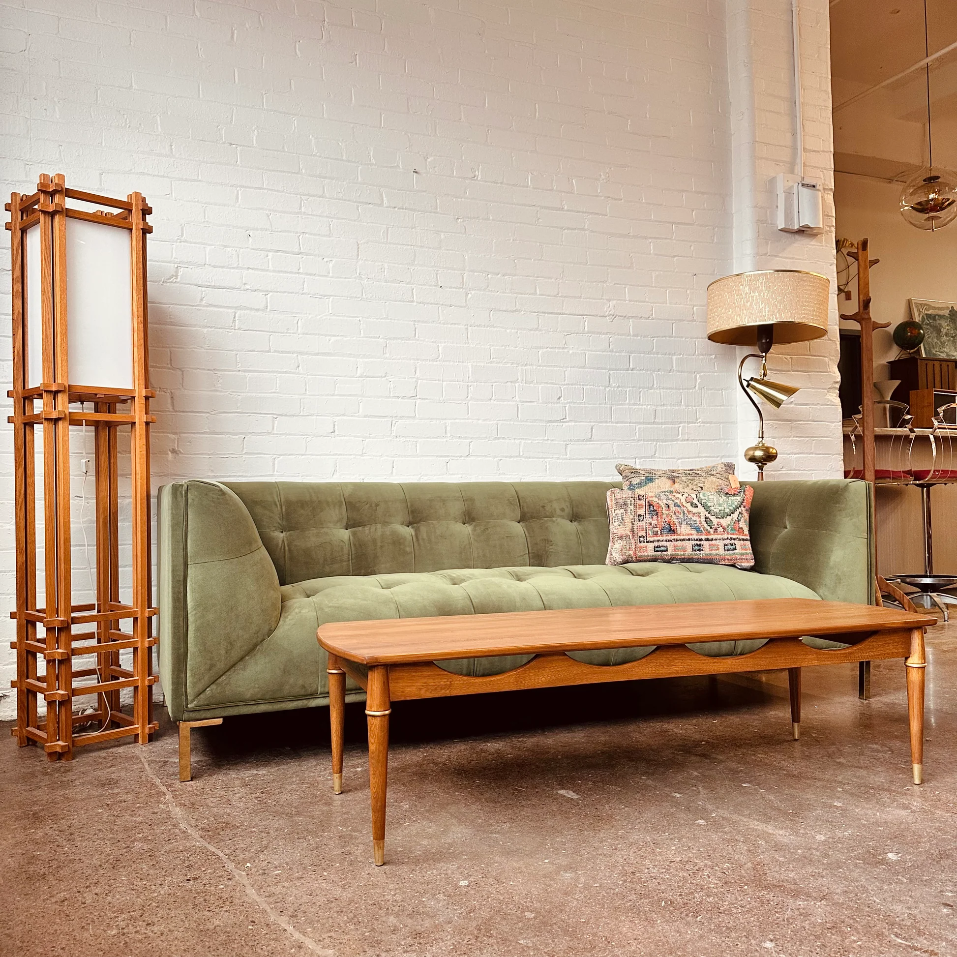 sofá de veludo e móveis de madeira