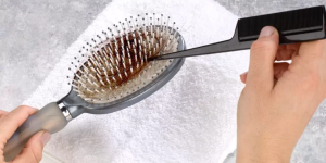 tirando fios de cabelo de escova