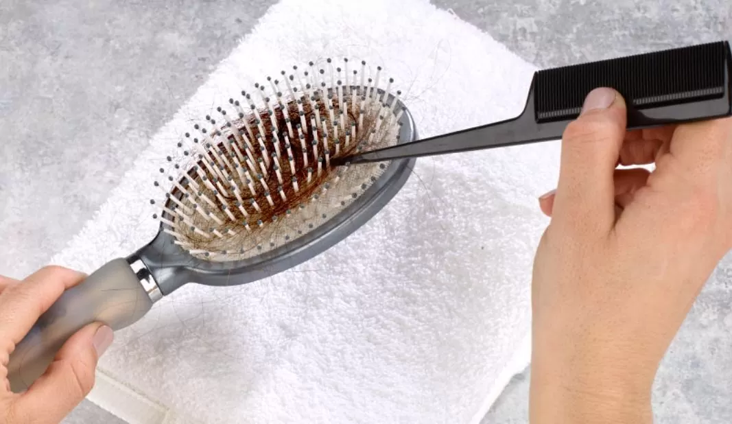 tirando fios de cabelo de escova