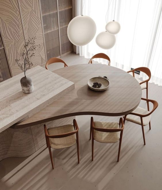mesa organica em madeira natural apoiada em bancada de marmore