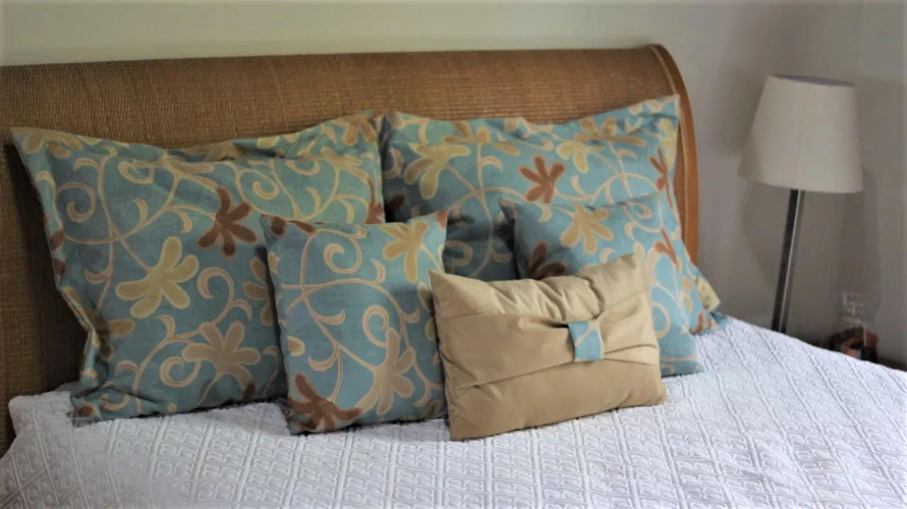 almofadas decorativas na cama