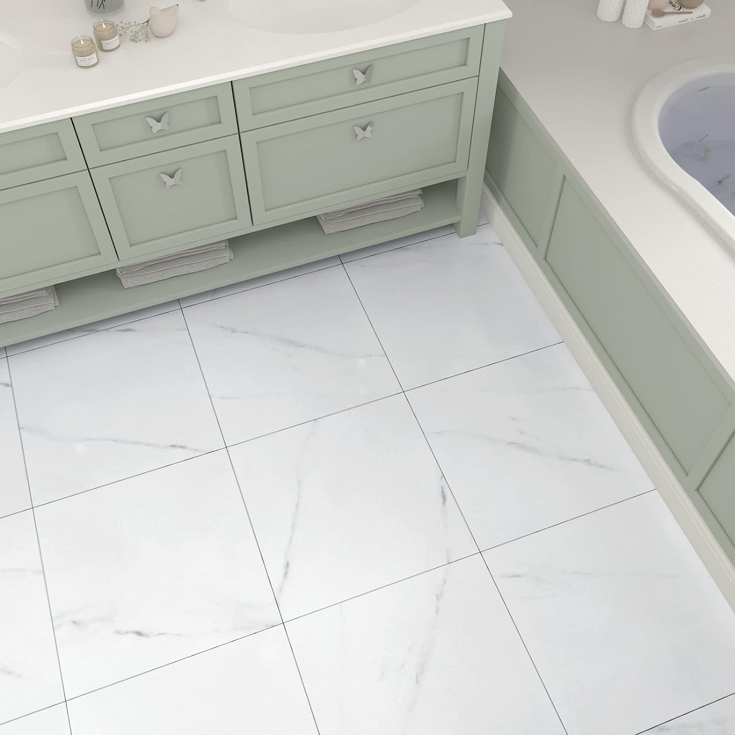 azulejos brancos em piso de banheiro