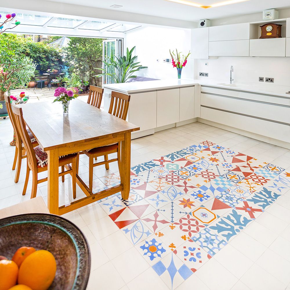 azulejos de mosaico no chão de sala de jantar e cozinha