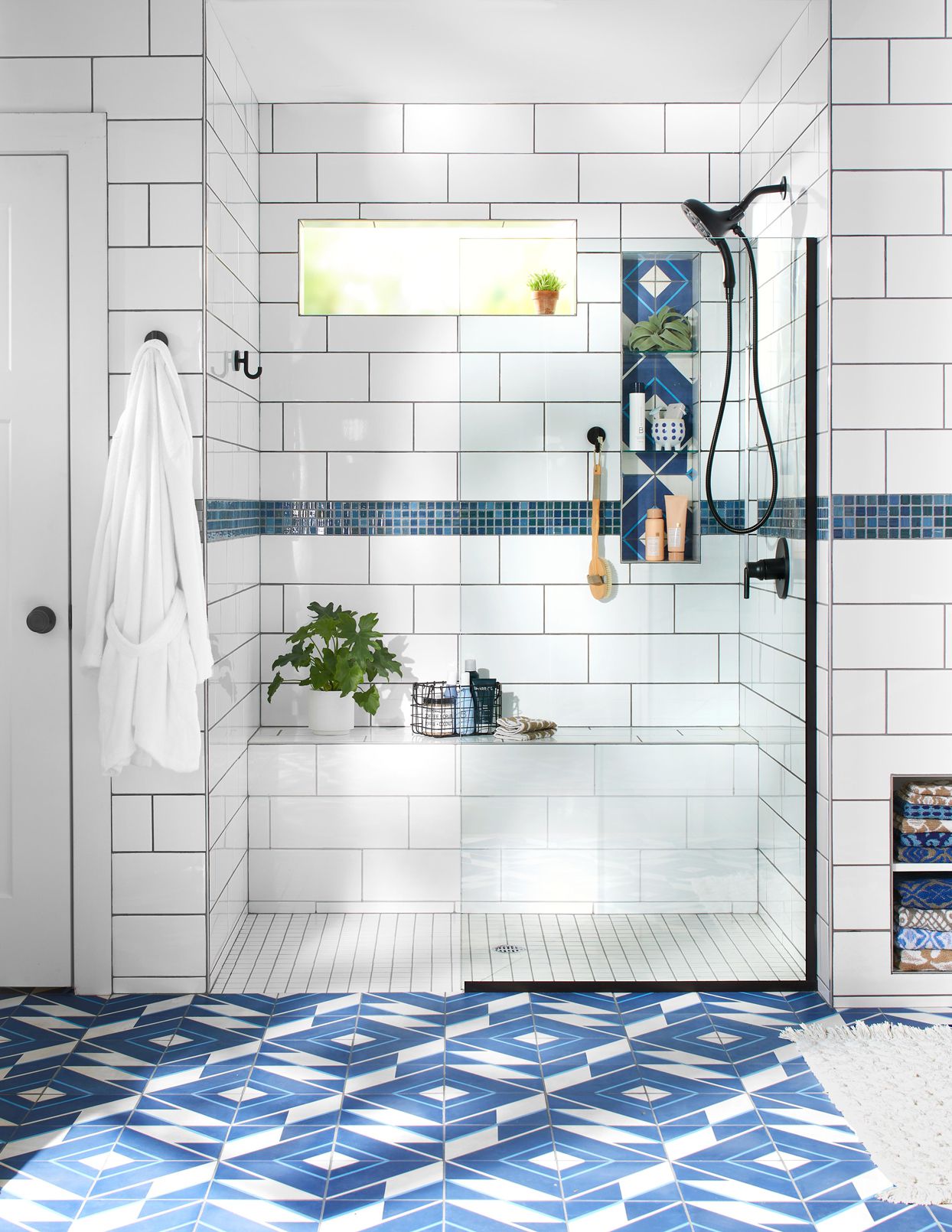 banheiro com azulejos azuis