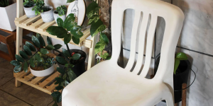 cadeira branca de plástico ligeiramente suja