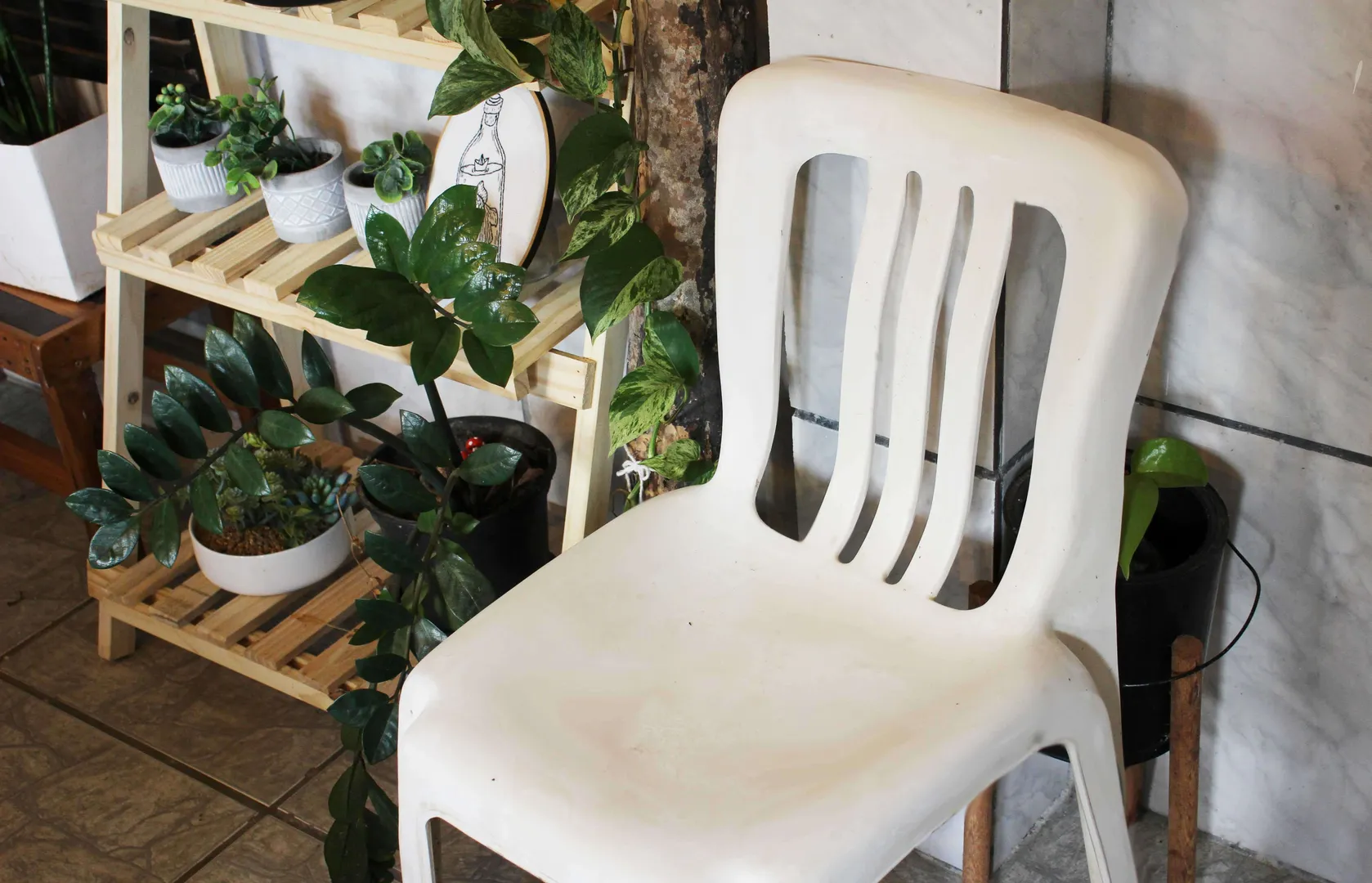 cadeira branca de plástico ligeiramente suja