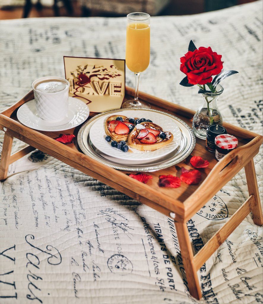 café da manhã romântico em bandeja