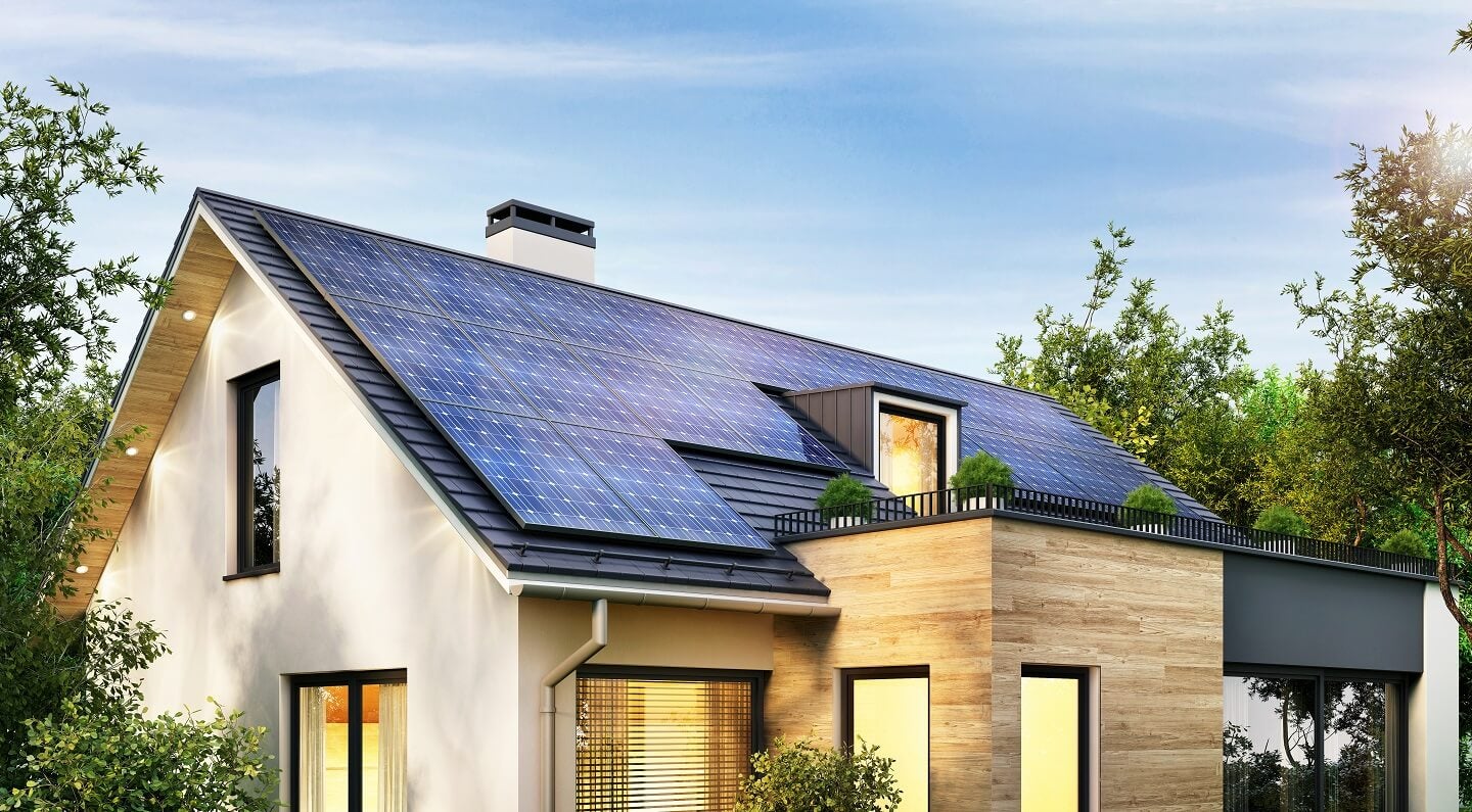 casa com painéis solares