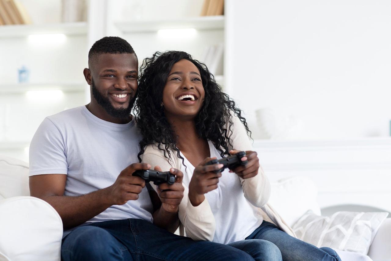 casal jogando videogame
