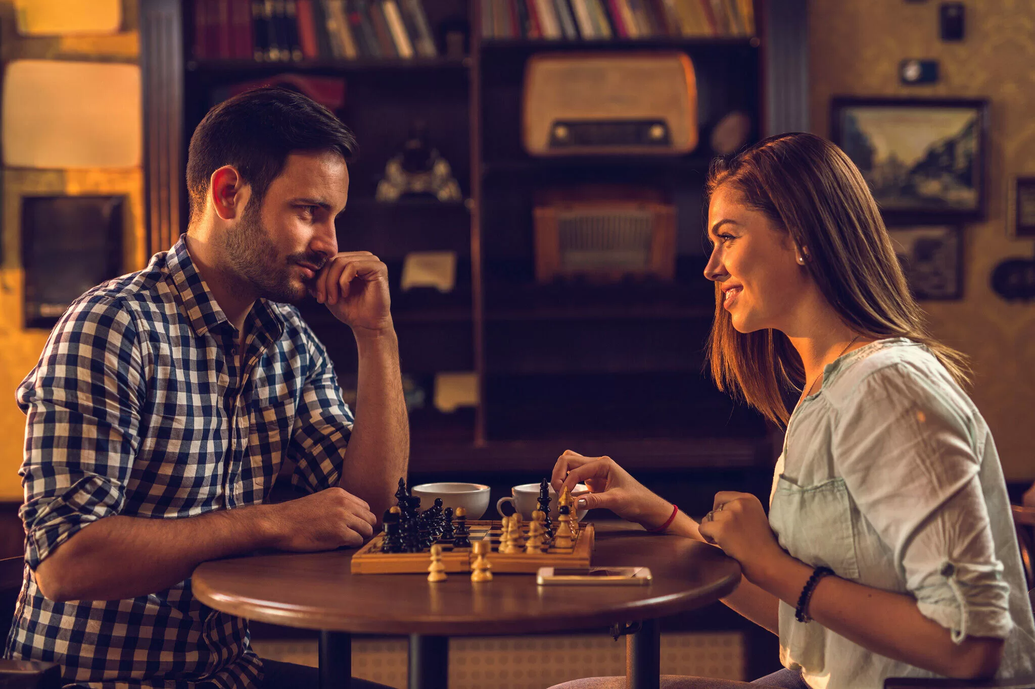 casal jogando xadrez