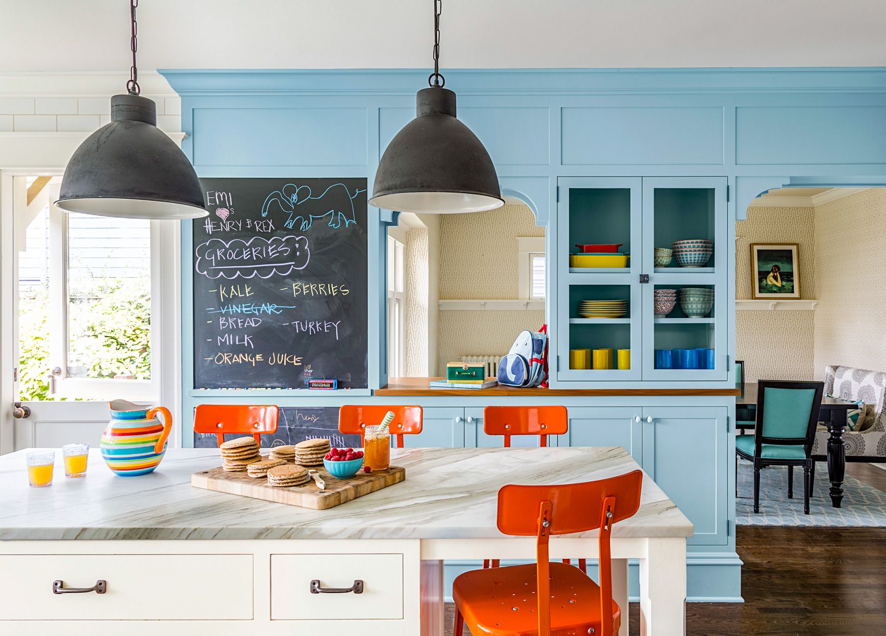 cozinha com armários azuis e banquetas laranjas