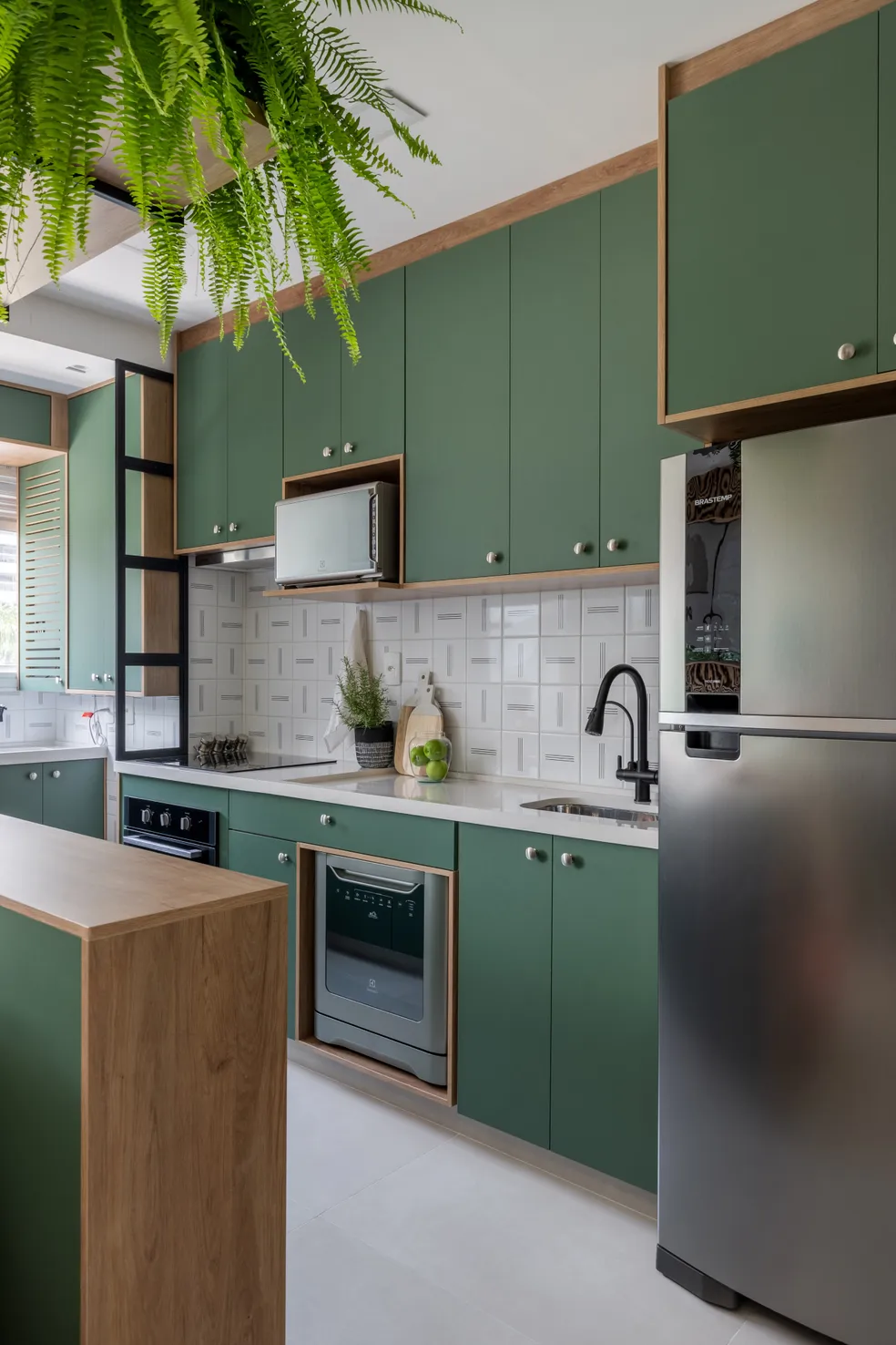 cozinha de marcenaria verde e lavanderia integrada
