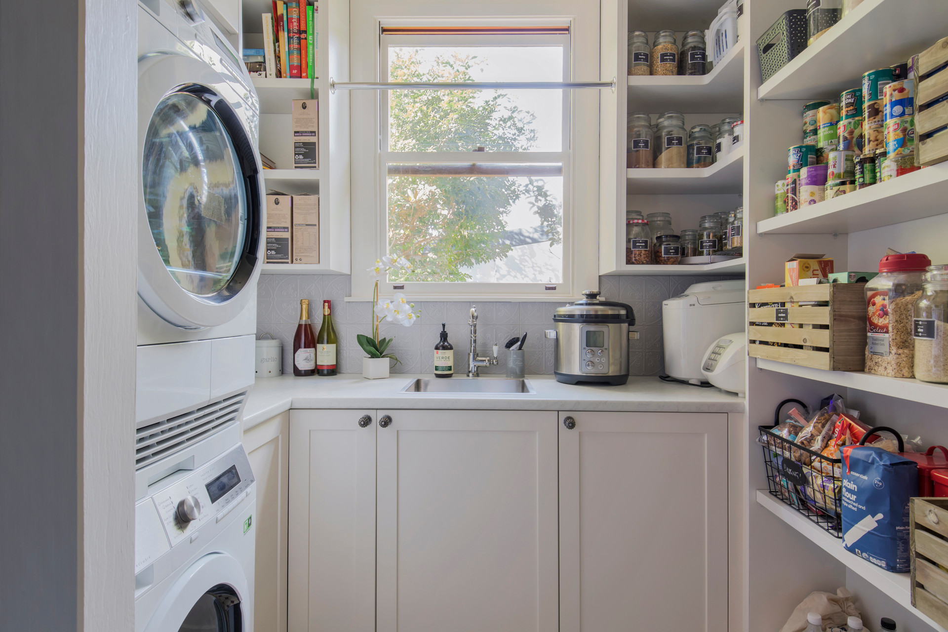 cozinha e lavanderia integradas com prateleiras