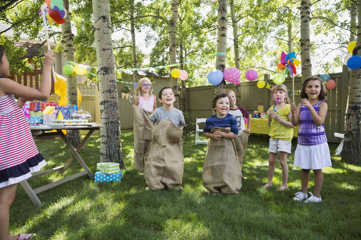 crianças brincando em festa de aniversário em quintal