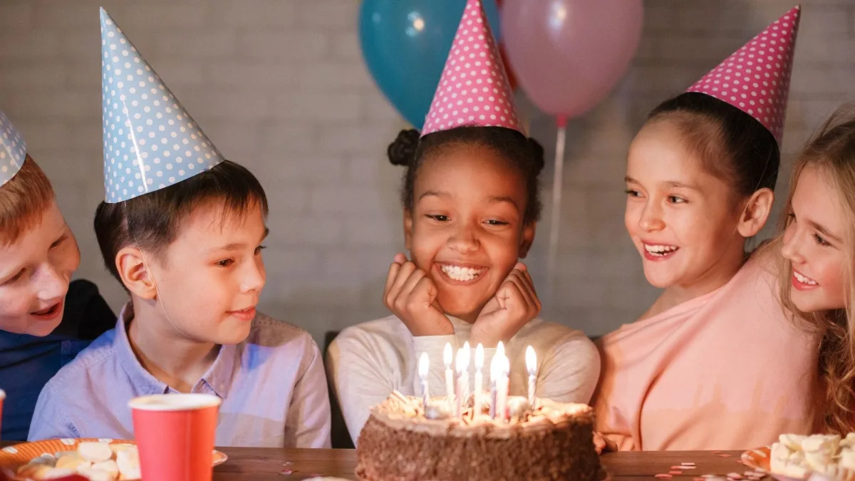 crianças celebrando aniversário