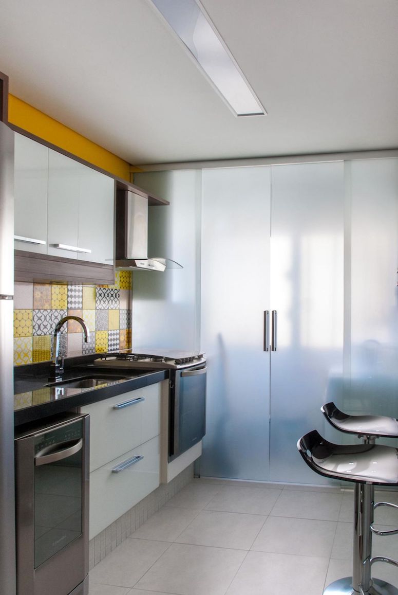 divisória com porta de vidro entre cozinha e lavanderia