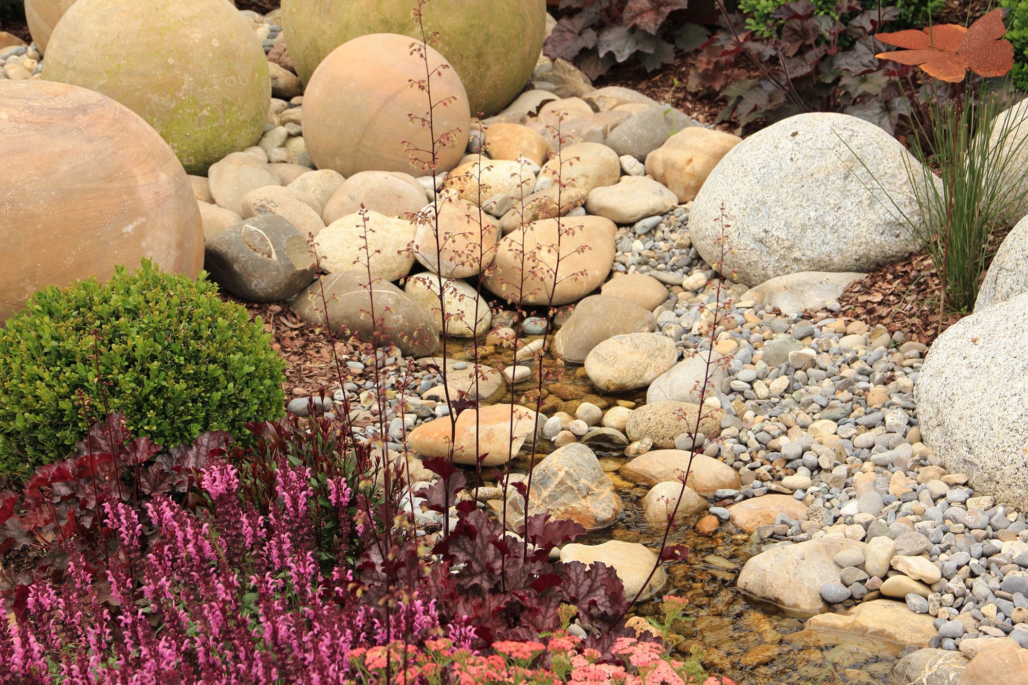 jardim com brita e pedras de vários tamanhos