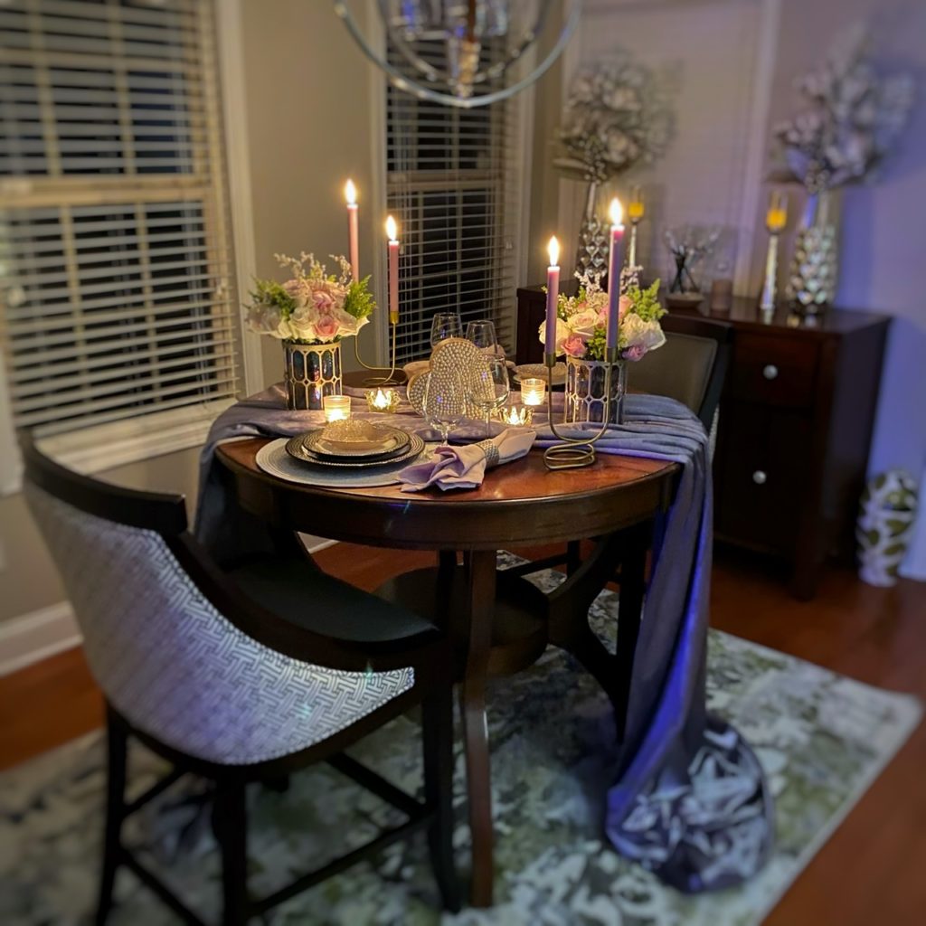 mesa decorada para dia dos namorados em sala de jantar