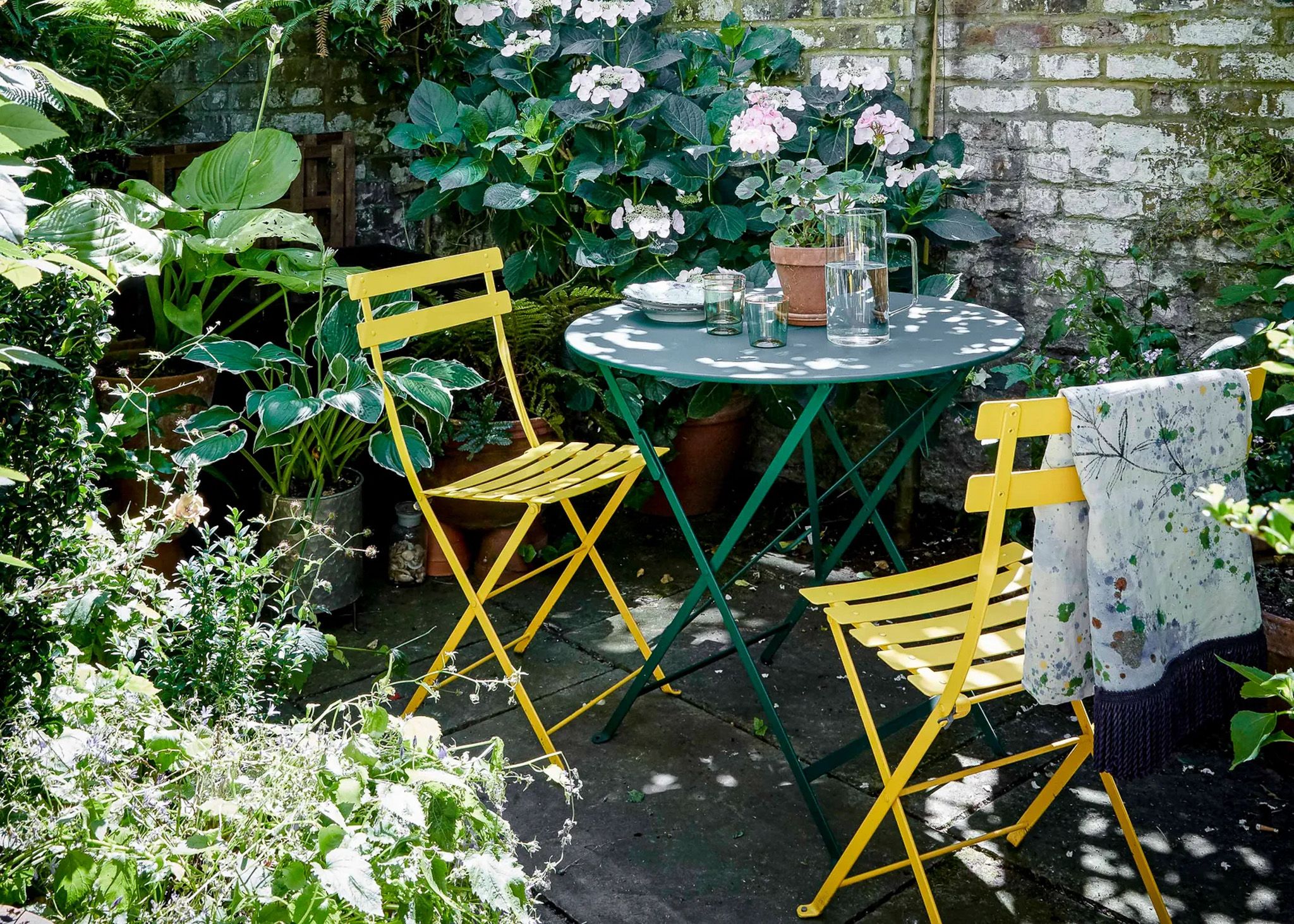 mesa e cadeiras em jardim