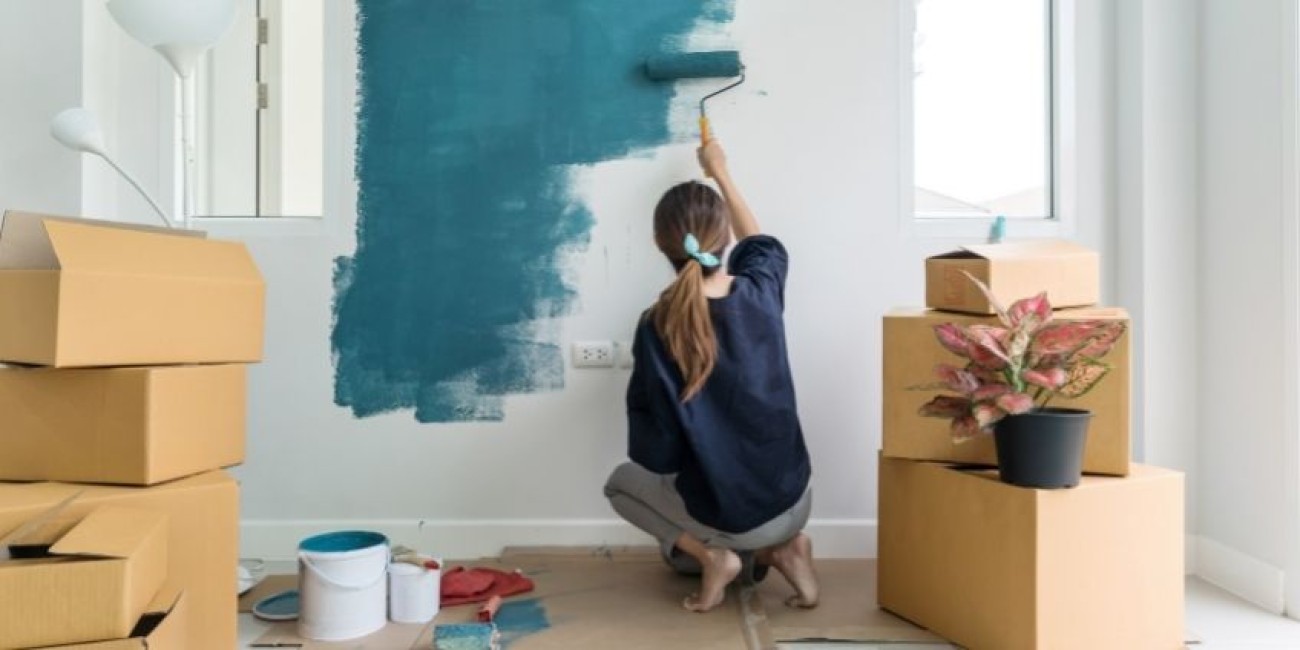 mulher pintando parede