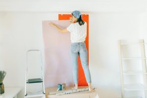 mulher renovando paredes da casa