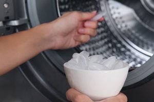 pessoa colocando gelo na máquina de secar