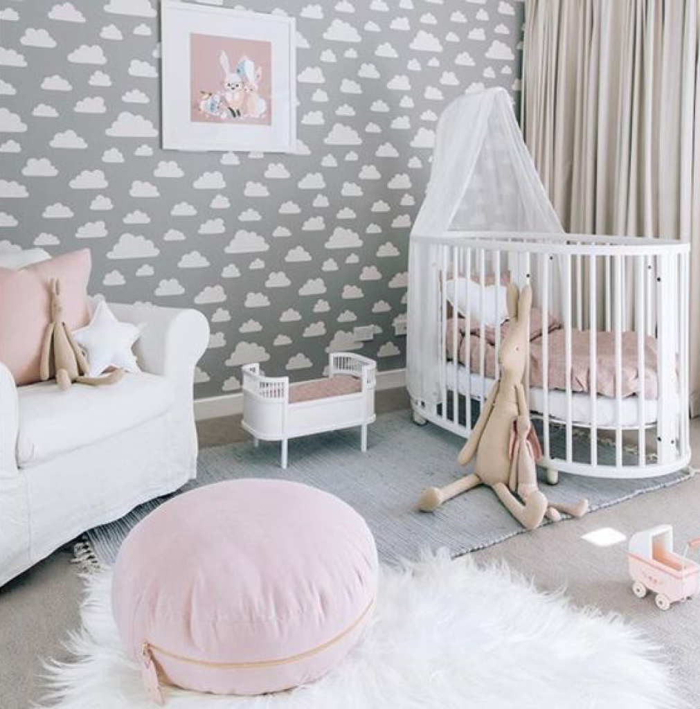 quarto de bebê com cor-de-rosa e cinza