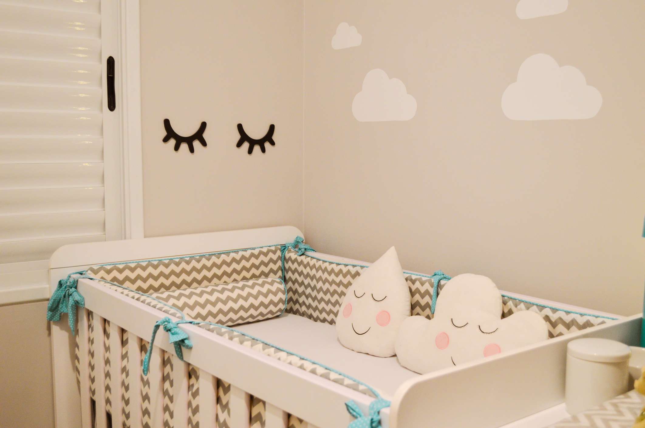 quarto de bebê com cores neutras