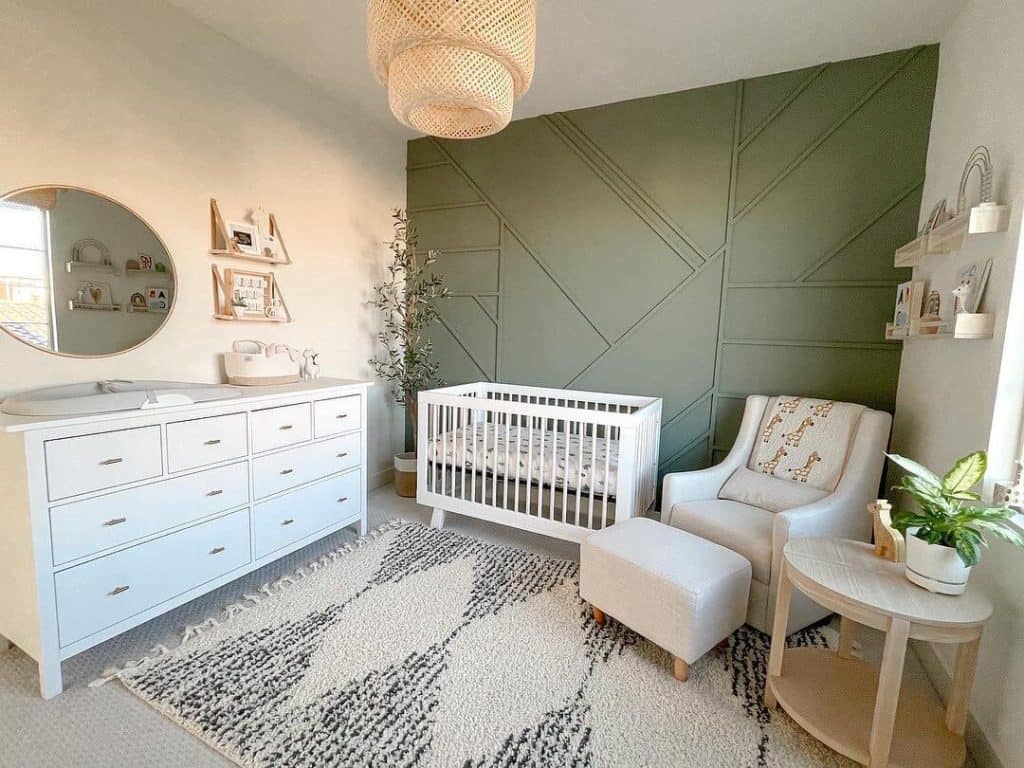 quarto de bebê com parede em verde-sálvia
