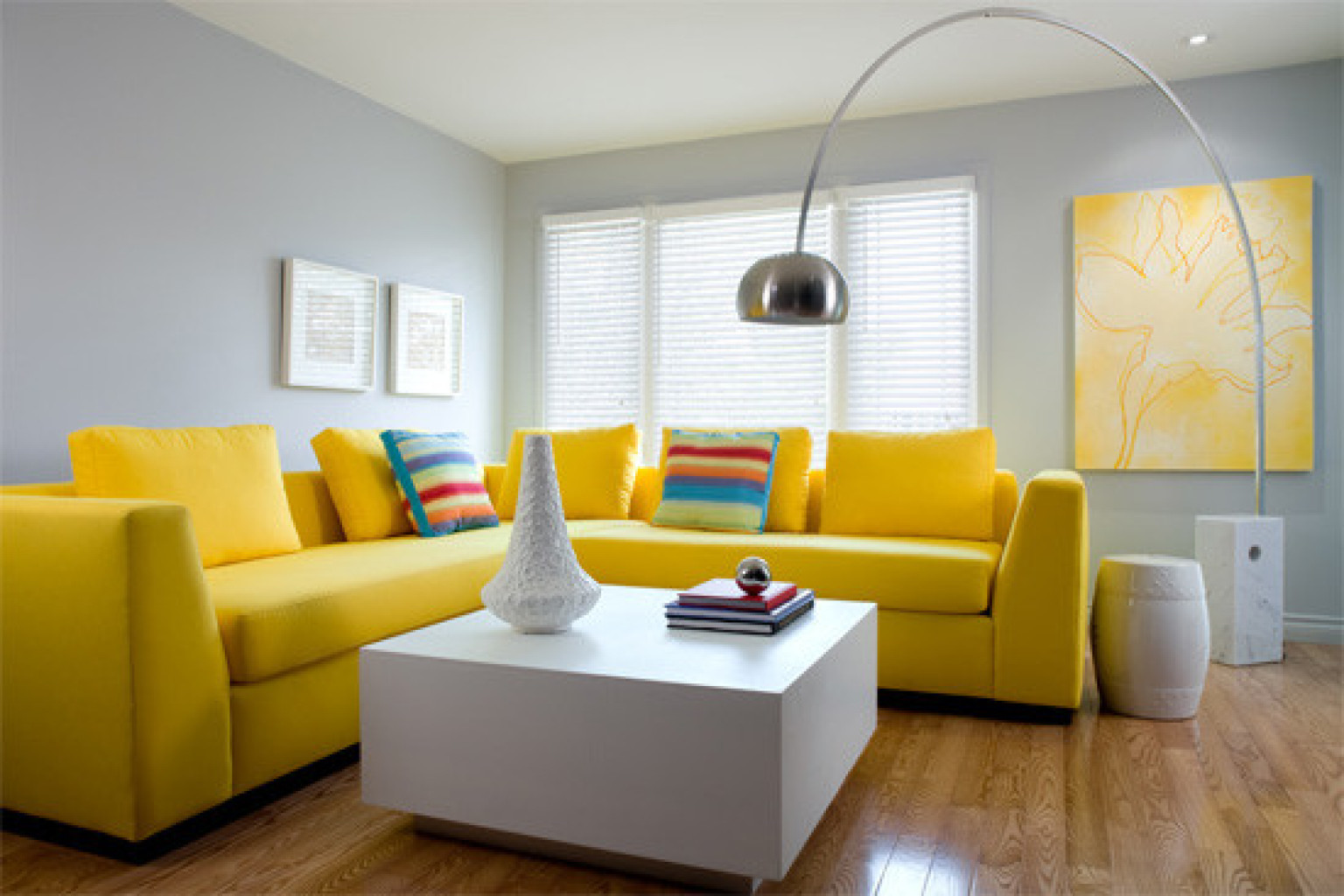 sala com sofá amarelo
