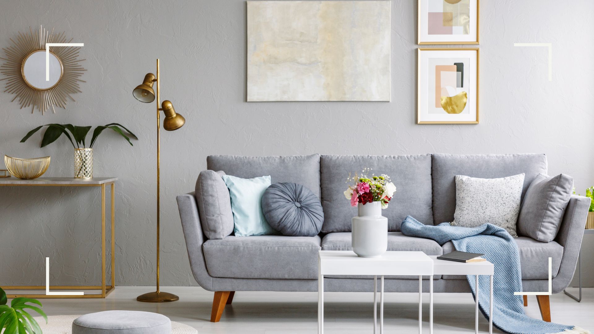 sala de estar com cinza na parede e sofá